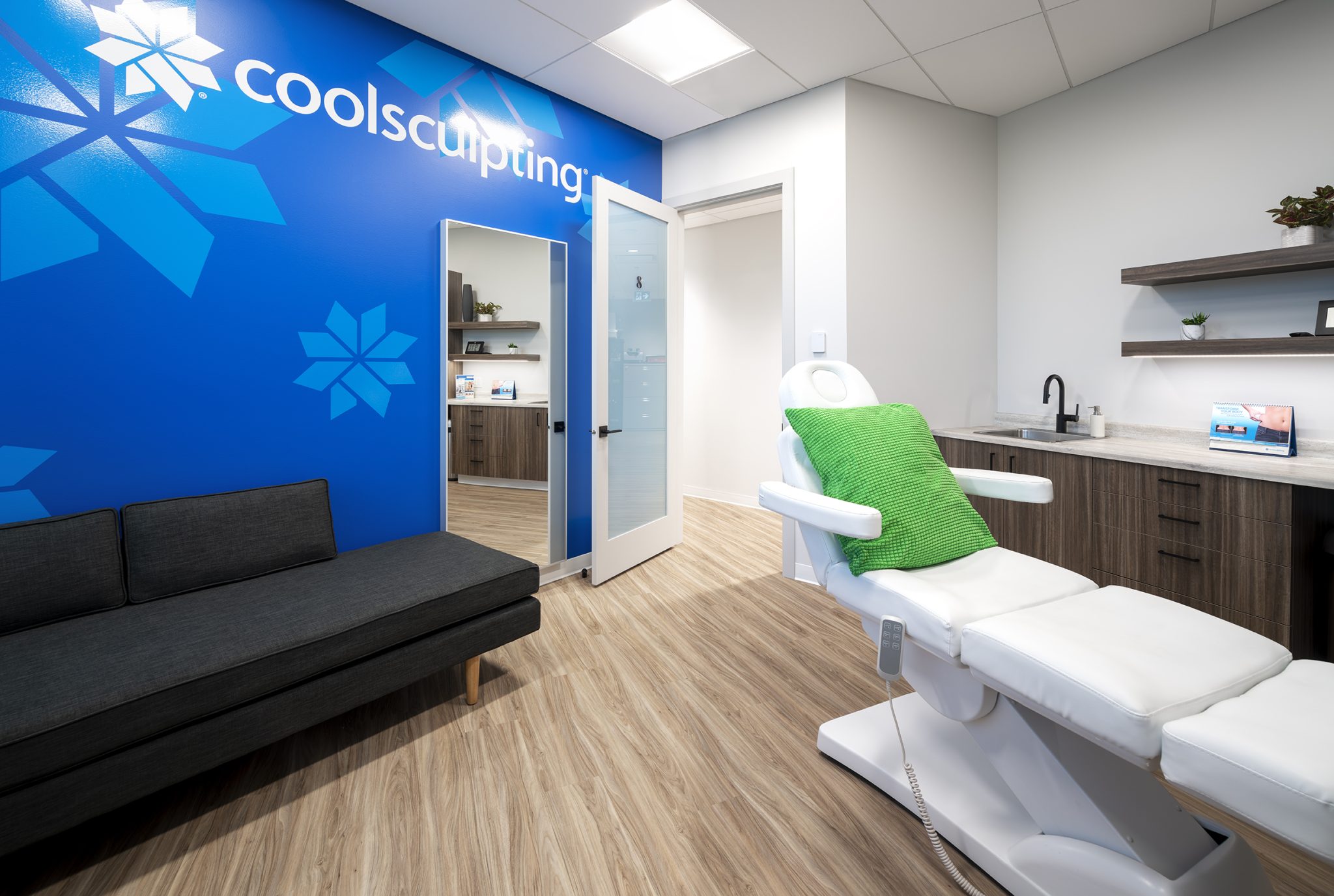 emilyemr-canon-camera-for-photography-aesthetic-emr-best-for-medspas-pictures-2048x1377